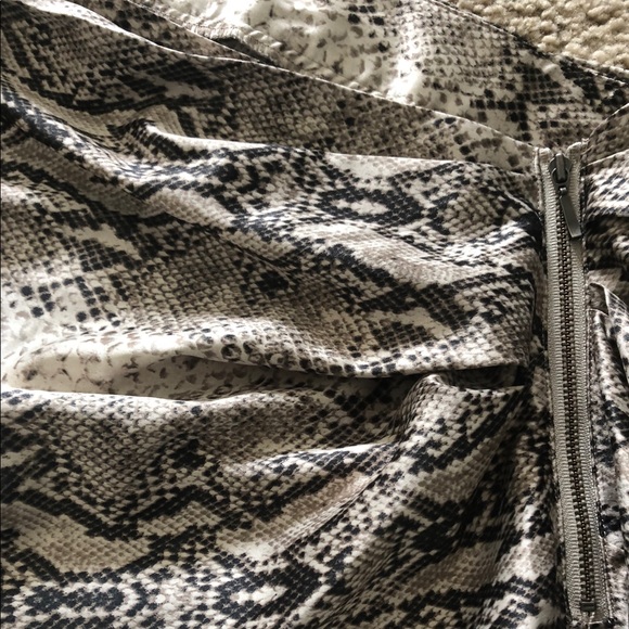 Amazing snake skin silky skirt - Picture 4 of 5